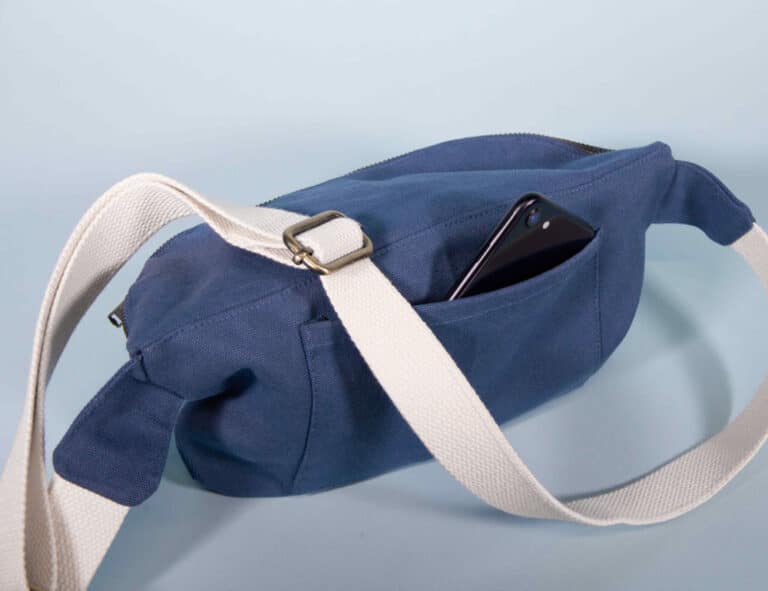 détail poche arrière du sac banane Venga - une marque du groupe Ecodis