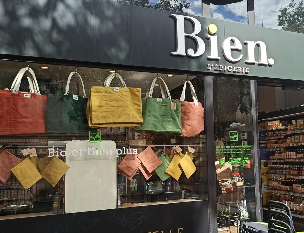 Mise en avant des sacs Venga en vitrine d'un magasin bio